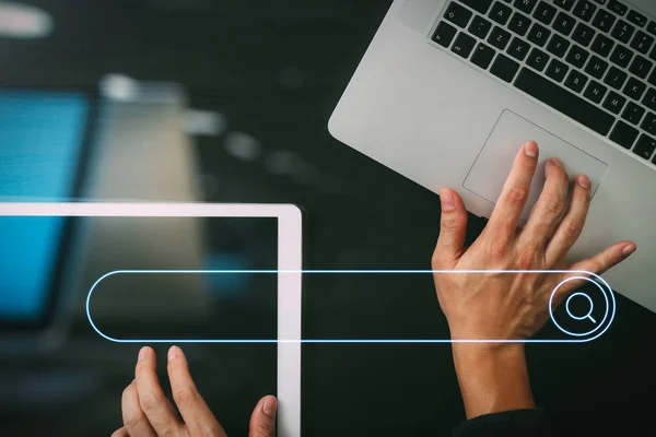 閲覧インターネット データ情報ネットワーク概念空白の検索 Bar Cyber セキュリティ インターネットとネットワー キングの概念とを検索します ラップトップ コンピューターとデジタル タブレットの背景のビジネスマン手 — ストック写真