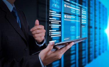 Web sayfası tarayıcı sosyal medya Page Vr Interface tablet bilgisayar ve sunucu Oda arka plan kullanarak dizüstü computer.businessman yandan