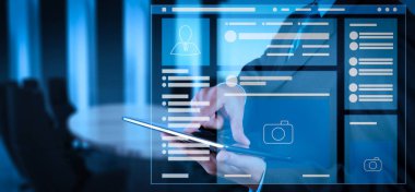 Web sayfası tarayıcı sosyal medya Page Vr Interface tablet bilgisayar ile onun tahta Oda arka çalışma dizüstü computer.businessman başarı