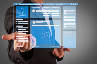 Sosyal medya Page Vr Interface dizüstü bilgisayar üzerinde Web sayfası tarayıcı. bir şeyler gösteriyor olarak açık bir el ile iş adamı kavramı