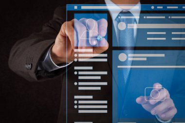 Web sayfası tarayıcı sosyal medya Page Vr Interface beyaz tahta veya sanal ekran yazma dizüstü computer.businessman yandan