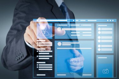 Sosyal medya Page Vr Interface dizüstü bilgisayar üzerinde Web sayfası tarayıcı. Sanal ekran üzerinde hayali bir düğmeye basarak işadamı el