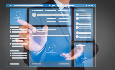 Sosyal medya Page Vr Interface dizüstü bilgisayar üzerinde Web sayfası tarayıcı. Sanal ekran üzerinde hayali bir düğmeye basarak işadamı el