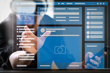Sosyal medya Page Vr Interface sanal gerçeklik giyen dizüstü computer.businessman üzerinde Web sayfası tarayıcı cep telefonu ile Vr kulaklık kullanarak ile modern ofiste gözlükler