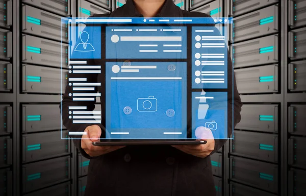 サーバー ルームに手で Computer Tablet パソコン上のソーシャル メディア ページ インタ フェースの Web — ストック写真