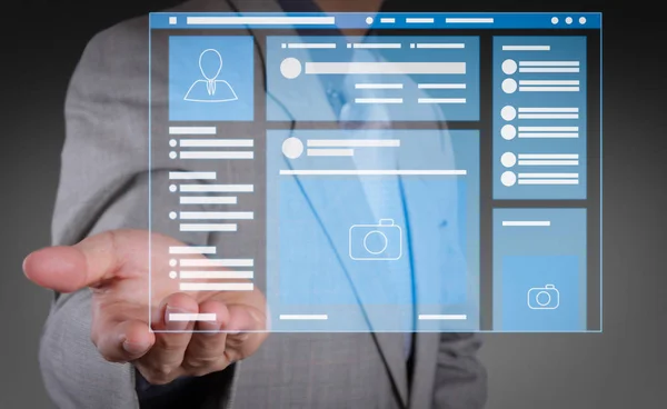 페이지 브라우저에 보여주는으로 손으로 노트북 Computer Business 미디어 페이지 인터페이스의 — 스톡 사진