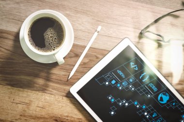 Ar yeni tasarım dashboard bilgisayar simgeler scrum çevik geliştirme ve kod çatal ve duyarlı cybersecurity ile sürüm oluşturma ile kodlama yazılım geliştirici çalışma. Kahve fincanı ve dijital tablo dock akıllı klavye