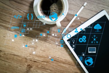 Ar yeni tasarım dashboard bilgisayar simgeler scrum çevik geliştirme ve kod çatal ve duyarlı cybersecurity ile sürüm oluşturma ile kodlama yazılım geliştirici çalışma. Kahve fincanı ve dijital tablo dock akıllı klavye