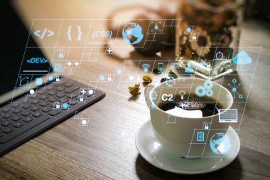 Ar yeni tasarım dashboard bilgisayar simgeler scrum çevik geliştirme ve kod çatal ve duyarlı cybersecurity ile sürüm oluşturma ile kodlama yazılım geliştirici çalışma. Kahve fincanı ve dijital tablo dock akıllı klavye
