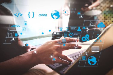 Kodlama yazılım geliştirici Ar yeni tasarım dashboard bilgisayar simgeler scrum çevik geliştirme ve kod çatal ve sürüm oluşturma veri tartışırken duyarlı cybersecurity.two meslektaşım web tasarımcısı ile çalışmak.