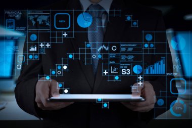 Mali rapor veri Fintech kavram olarak iş işlemleri (bilanço ve gelir tablosu ve diyagram). İşadamı yeni modern bilgisayar ile birlikte çalışma