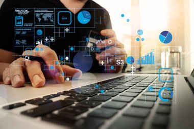 dizüstü bilgisayar kullanarak ve kredi kartı ile Online alışveriş kavram olarak sosyal medya diyagramı tutan eller