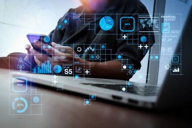 Mali rapor veri Fintech concept.designer olarak iş işlemleri (bilanço ve gelir tablosu ve diyagram) el çalışma ve akıllı telefon ve ahşap masa ofis dizüstü.