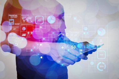 İşletme faaliyetlerinden (bilanço ve gelir tablosu ve diyagram) mali rapor veri olarak Fintech concept.businessman el renk bulut kavramı ile Tablet bilgisayar kullanarak