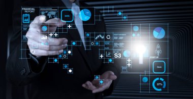 Mali rapor veri Fintech kavram olarak iş işlemleri (bilanço ve gelir tablosu ve diyagram). Sanal ekran üzerinde hayali bir düğmeye basarak işadamı el