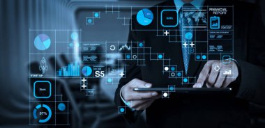 Mali rapor veri Fintech kavram olarak iş işlemleri (bilanço ve gelir tablosu ve diyagram). İşadamı el Oda arka plan görüşmekte dijital tablet ile çalışma
