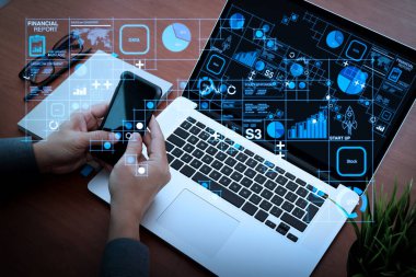 Mali rapor veri Fintech concept.businessman olarak iş işlemleri (bilanço ve gelir tablosu ve diyagram) kavramı akıllı telefon ve dizüstü bilgisayarda kullanma el