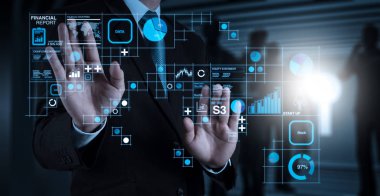 Mali rapor veri Fintech kavram olarak iş işlemleri (bilanço ve gelir tablosu ve diyagram). Sanal ekran üzerinde hayali bir düğmeye basarak işadamı el
