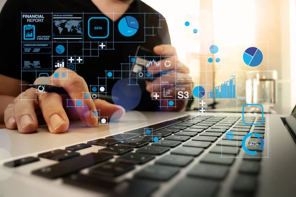 dizüstü bilgisayar kullanarak ve kredi kartı ile Online alışveriş kavram olarak sosyal medya diyagramı tutan eller