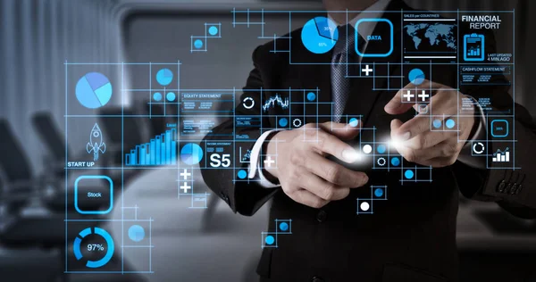 Mali rapor veri Fintech kavram olarak iş işlemleri (bilanço ve gelir tablosu ve diyagram). Sanal ekran üzerinde hayali bir düğmeye basarak işadamı el