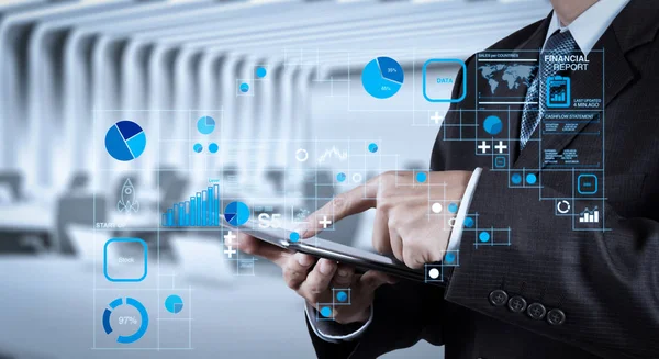 İşletme faaliyetlerinden (bilanço ve gelir tablosu ve diyagram) mali rapor veri Fintech concept.businessman el kullanma akıllı telefon bilgisayar kavram olarak olarak