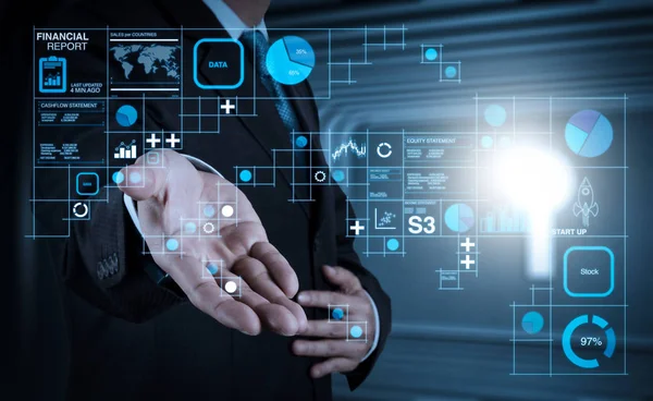 İşletme faaliyetlerinden (bilanço ve gelir tablosu ve diyagram) mali rapor veri Fintech concept.business adam bir şeyler gösteriyor olarak açık bir el ile olarak kavramı