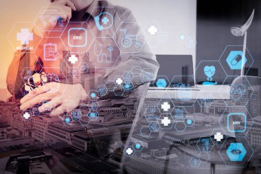 Sağlık ve Tıp teknolojisi hizmetleri kavramı stetoskop tutarak ve modern ofis koyu ahşap Danışma dizüstü bilgisayar ile düşünme düz çizgi Ar interface.smart tıp doktoru ile