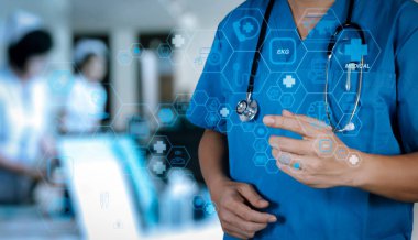 Sağlık ve Tıp teknolojisi hizmetleri kavramı ile düz çizgi Ar interface.smart tıbbi doktor stetoskop ile modern Hastanesi'nde çalışırken