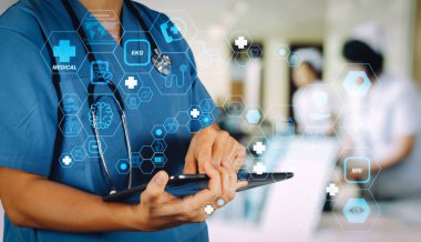 Sağlık ve Tıp teknolojisi hizmetleri kavramı ile düz çizgi Ar arayüzey. Dijital tablet bilgisayar kullanarak akıllı doktor bulmak bilgi hasta tıbbi hastanede. 