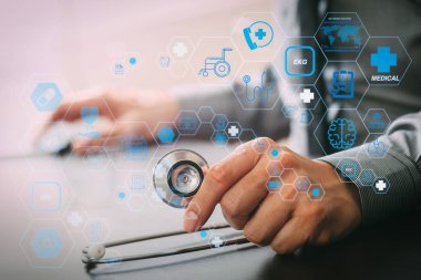 Sağlık ve Tıp teknolojisi hizmetleri kavramı ile düz çizgi Ar interface.smart tıbbi doktor stetoskop ve cep telefonu ile modern hastanede koyu ahşap masa üzerinde çalışma 