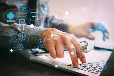 Sağlık ve Tıp teknolojisi hizmetleri kavramı ile düz çizgi Ar interface.smart tıp doktoru dizüstü bilgisayar ve stetoskop koyu ahşap masanın üzerinde çalışma 