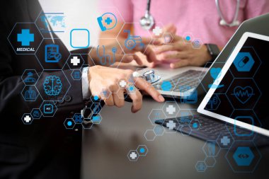 Sağlık ve Tıp teknolojisi hizmetleri kavramı ile düz çizgi Ar arayüzey. Tıbbi co çalışma kavramı, akıllı telefon ve ekibi toplantı dijital tablet ve dizüstü bilgisayar ile çalışan doktor