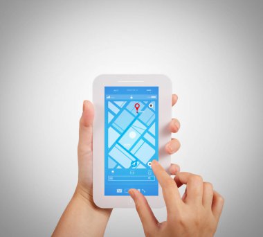 Hedef adrese City seyahat ve teknoloji kavramı ile yön için smartphone uygulama ekranda Gps harita navigasyon kullanarak turist yakın çekim.    