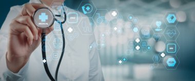 Sağlık ve Tıp teknolojisi Hizmetleri konseptiyle Sinematografi ekran ve Ar arabirimi. Ameliyathane kavram olarak çalışan akıllı tıp doktoru 