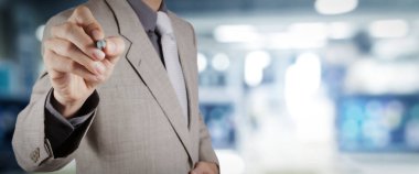 işadamı workimg Vr boş geniş dokunmatik ekran bilgisayarda Office arka plan bulanıklık.