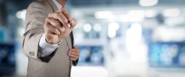 işadamı workimg Vr boş geniş dokunmatik ekran bilgisayarda Office arka plan bulanıklık.