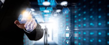 Scrum çevik geliştirme ve kod çatal ve sürüm duyarlı cybersecurity ile artar gerçeklik kontrol paneli bilgisayar simgeleri ile kodlama yazılım geliştirici çalışma. Çalışma ile geniş Vr perde işadamı.