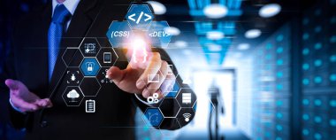 Scrum çevik geliştirme ve kod çatal ve sürüm duyarlı cybersecurity ile artar gerçeklik kontrol paneli bilgisayar simgeleri ile kodlama yazılım geliştirici çalışma. Çalışma ile geniş Vr perde işadamı.