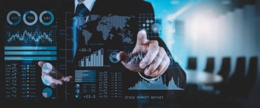 Yatırımcı borsa raporu ve finansal gösterge tablosu ile iş zekası (BI), anahtar performans göstergeleri (KPI) .businessman el mali programı ile geniş ekran bilgisayar üzerinde çalışan ile analiz.