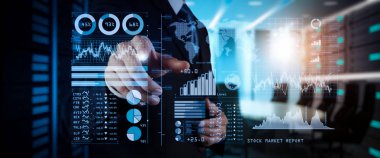 Yatırımcı borsa raporu ve finansal gösterge tablosu ile iş zekası (BI), anahtar performans göstergeleri (KPI) .businessman el mali programı ile geniş ekran bilgisayar üzerinde çalışan ile analiz.
