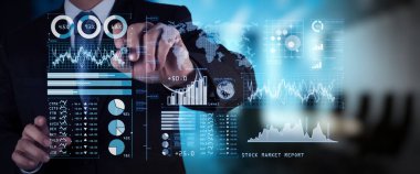 Yatırımcı borsa raporu ve finansal gösterge tablosu ile iş zekası (BI), anahtar performans göstergeleri (KPI) .businessman el mali programı ile geniş ekran bilgisayar üzerinde çalışan ile analiz.