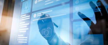 Sosyal medya Page Vr Interface dizüstü bilgisayar üzerinde Web sayfası tarayıcı. Sanal ekran üzerinde hayali bir düğmeye basarak işadamı el