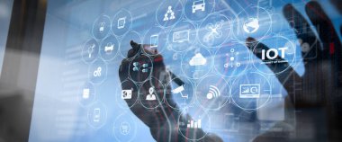 Ar (Augmented Reality) Internet of Things (çok) teknolojisiyle Vr dashboard.businessman yandan beyaz tahta veya sanal ekran yazma