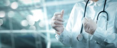 Sağlık ve Tıp teknolojisi Hizmetleri konseptiyle Sinematografi ekran ve Ar arabirimi. Ameliyathane kavram olarak çalışan akıllı tıp doktoru 