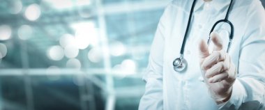 Sağlık ve Tıp teknolojisi Hizmetleri konseptiyle Sinematografi ekran ve Ar arabirimi. Ameliyathane kavram olarak çalışan akıllı tıp doktoru 