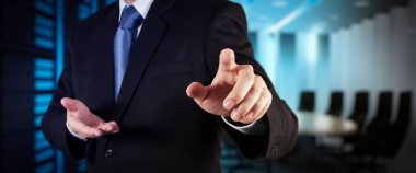 işadamı workimg Vr boş geniş dokunmatik ekran bilgisayarda Office arka plan bulanıklık.