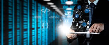Scrum çevik geliştirme ve kod çatal ve sürüm duyarlı cybersecurity ile artar gerçeklik kontrol paneli bilgisayar simgeleri ile kodlama yazılım geliştirici çalışma. Çalışma ile geniş Vr perde işadamı.