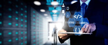Scrum çevik geliştirme ve kod çatal ve sürüm duyarlı cybersecurity ile artar gerçeklik kontrol paneli bilgisayar simgeleri ile kodlama yazılım geliştirici çalışma. Çalışma ile geniş Vr perde işadamı.