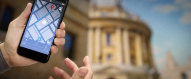Hedef adrese City seyahat ve teknoloji kavramı ile yön için smartphone uygulama ekranda Gps harita navigasyon kullanarak turist yakın çekim.    
