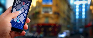 Hedef adrese City seyahat ve teknoloji kavramı ile yön için smartphone uygulama ekranda Gps harita navigasyon kullanarak turist yakın çekim.    